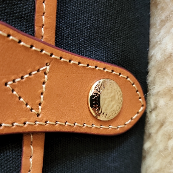 Adorable Dooney & Bourke Black Wristlet - Picture 3 of 12